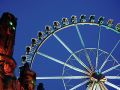 Geisterbahn und Riesenrad bei einem Volksfest